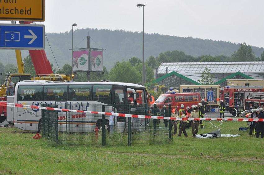 Schwerer Unfall mit Reisebus Lohmar Donrather Dreieck P570.JPG